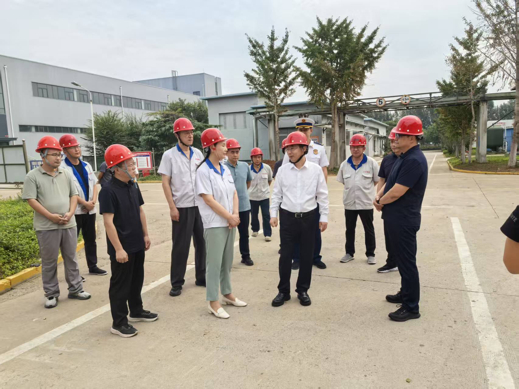 縣委書(shū)記在國(guó)慶、中秋雙節(jié)期間到公司調(diào)研